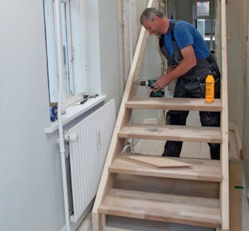 Byg selv trappe: Fortsæt nu med sideplader og trin skiftevis nedefra Byg selv trappe: Fortsæt nu med sideplader og trin skiftevis nedefra